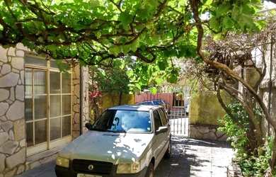 Imagem: A casa possui 5 Dormitórios, 4 Banheiros, 2 Vagas na garagem