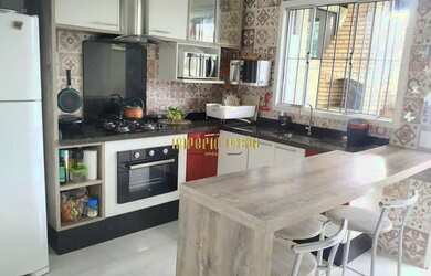 Imagem: A casa possui 2 Dormitórios, 2 Banheiros, 1 Vaga na garagem