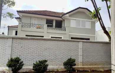 Imagem: A casa possui 4 Dormitórios, 4 Banheiros, 5 Vagas na garagem