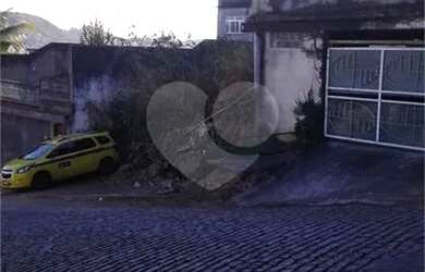 Imagem: O terreno à venda possui e está localizado em Ramos, Rio