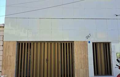 Imagem: A casa possui 3 Dormitórios, 2 Banheiros, 1 Vaga na garagem