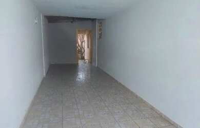 Imagem: A casa possui 2 Dormitórios, 1 Banheiro, 2 Vagas na garagem