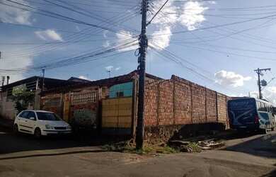 Imagem: A casa possui 1 Dormitório, 1 Banheiro, 3 Vagas na garagem