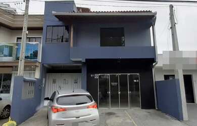 Imagem: A casa possui 2 Dormitórios, 1 Banheiro, 4 Vagas na garagem