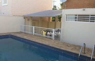 Imagem: A casa possui 3 Dormitórios, 3 Banheiros, 4 Vagas na garagem