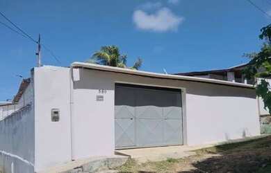 Imagem: A casa possui 3 Dormitórios, 1 Banheiro, 2 Vagas na garagem