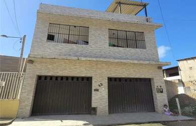 Imagem: A casa possui 5 Dormitórios, 3 Banheiros, 2 Vagas na garagem