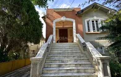 Imagem: A casa possui 5 Dormitórios, 3 Banheiros, 3 Vagas na garagem