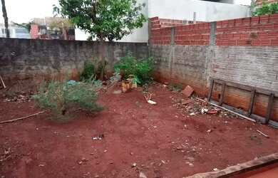 Imagem: A casa possui 1 Dormitório, 1 Banheiro, 1 Vaga na garagem