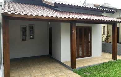 Imagem: A casa possui 3 Dormitórios, 2 Banheiros, 2 Vagas na garagem