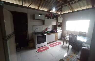 Imagem: A casa possui 3 Dormitórios, 2 Banheiros, 5 Vagas na garagem