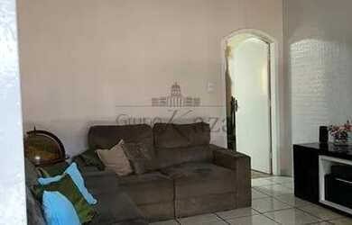 Imagem: A casa possui 4 Dormitórios, 2 Banheiros, 3 Vagas na garagem