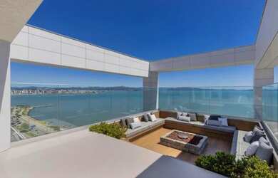 Imagem: A casa possui 3 Dormitórios, 2 Banheiros, 3 Vagas na garagem