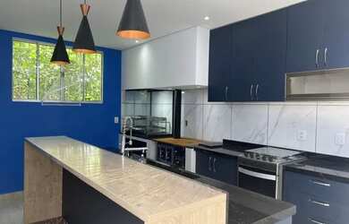 Imagem: A casa possui 3 Dormitórios, 4 Banheiros, 2 Vagas na garagem