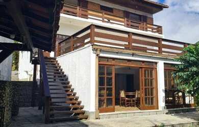 Imagem: A casa em condomínio possui 4 Dormitórios, 5 Banheiros e 330m²