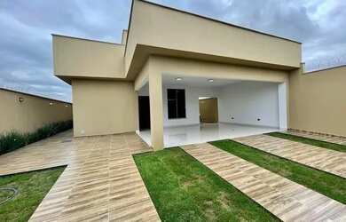 Imagem: A casa possui 3 Dormitórios e 2 Banheiros e está localizado