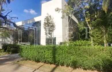 Imagem: O depósito possui 5 Vagas na garagem, 972m² de Área e está