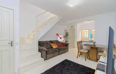 Imagem: A casa possui 2 Dormitórios, 1 Banheiro, 2 Vagas na garagem