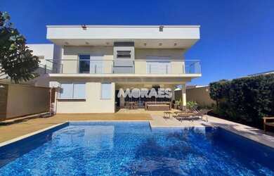 Imagem: A casa em condomínio possui 4 Dormitórios, 5 Banheiros, 4