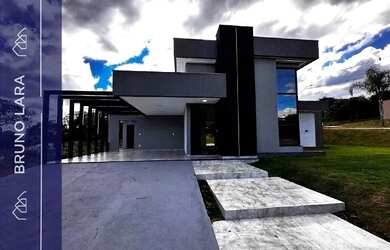 Imagem: A casa em condomínio possui 3 Dormitórios, 2 Banheiros, 4