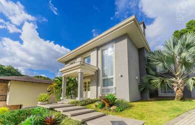 Imagem: A casa em condomínio possui 4 Dormitórios, 5 Banheiros, 5