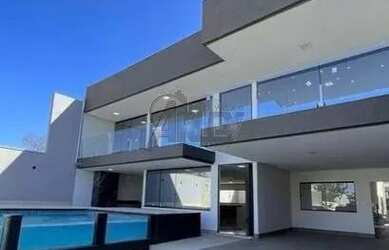 Imagem: A casa em condomínio possui 4 Dormitórios e 3 Banheiros e