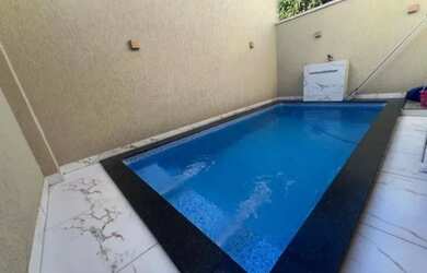 Imagem: A casa possui 3 Dormitórios, 2 Banheiros, 2 Vagas na garagem