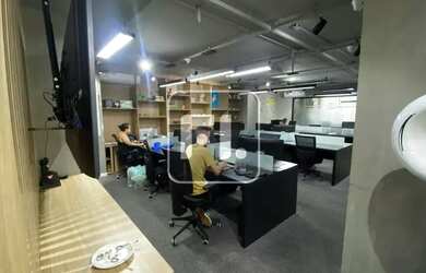 Imagem: O depósito possui 2 Vagas na garagem, 130m² de Área e está