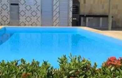 Imagem: A casa possui 2 Dormitórios, Acomodam 7 pessoas, 2 Vagas na