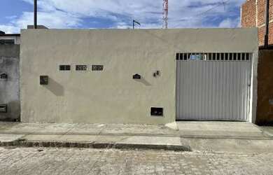 Imagem: A casa possui 2 Dormitórios, 1 Banheiro, 2 Vagas na garagem