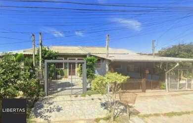 Imagem: A casa possui 2 Dormitórios, 1 Banheiro, 1 Vaga na garagem