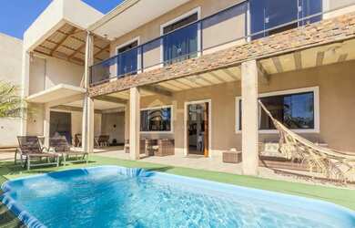 Imagem: A casa possui 3 Dormitórios, 3 Banheiros, 2 Vagas na garagem