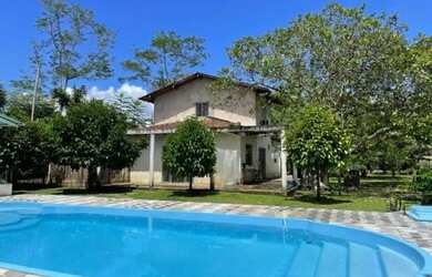 Imagem: A casa possui 3 Dormitórios, 2 Banheiros, 5 Vagas na garagem