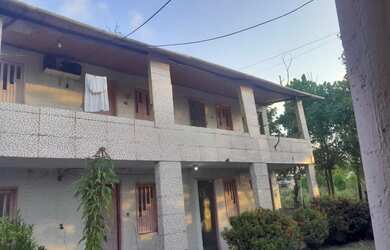 Imagem: A casa possui 5 Dormitórios, Acomodam 25 pessoas, 5 Vagas na