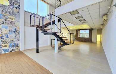 Imagem: O depósito possui 4 Vagas na garagem, 318m² de Área e está