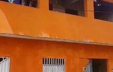 Imagem: A casa possui 4 Dormitórios, 3 Banheiros, 1 Vaga na garagem