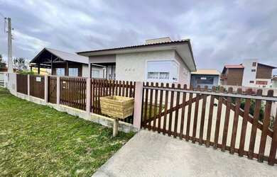 Imagem: A casa possui 3 Dormitórios, 1 Banheiro, 1 Vaga na garagem