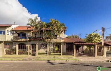 Imagem: A casa possui 4 Dormitórios, 3 Banheiros, 3 Vagas na garagem