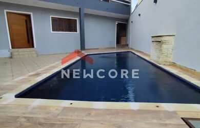 Imagem: A casa possui 3 Dormitórios, 2 Banheiros, 5 Vagas na garagem