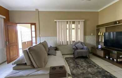 Imagem: A casa possui 3 Dormitórios, 2 Banheiros, 2 Vagas na garagem