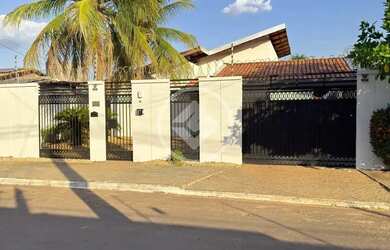 Imagem: A casa possui 5 Dormitórios, 5 Banheiros, 3 Vagas na garagem