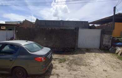 Imagem: A casa possui 3 Dormitórios, 2 Banheiros, 2 Vagas na garagem