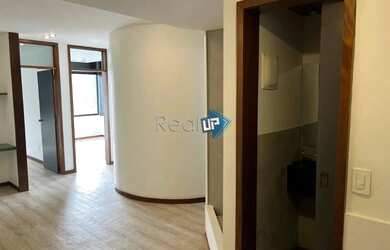 Imagem: O depósito possui 2 Vagas na garagem, 73m² de Área e está