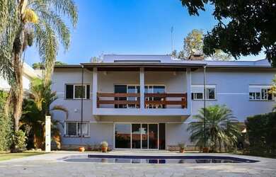 Imagem: A casa em condomínioe possui 4 Dormitórios, 5 Banheiros, 5