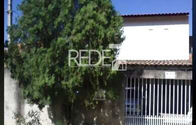 Imagem: A casa possui 5 Dormitórios, 3 Banheiros, 4 Vagas na garagem