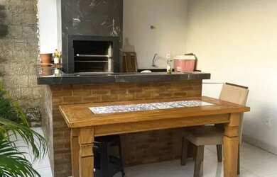 Imagem: A casa possui 2 Dormitórios, 2 Banheiros, 1 Vaga na garagem