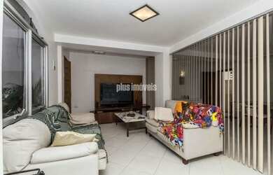 Imagem: A casa possui 4 Dormitórios, 3 Banheiros, 4 Vagas na garagem