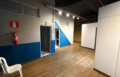 Imagem: O depósito possui 5 Vagas na garagem, 1.800m² de Área e