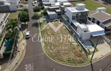 Imagem: O terreno possui 300m² de Área e está localizado em Parque