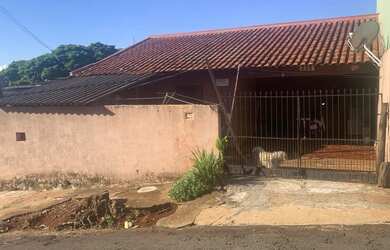 Imagem: A casa possui 2 Dormitórios, 1 Banheiro, 1 Vaga na garagem